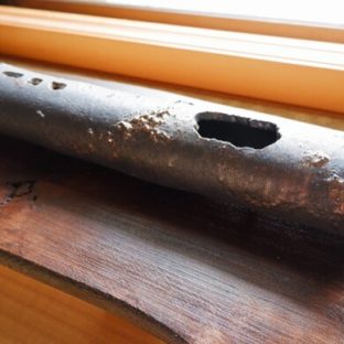 いぶし金彩四つ足横筒花器１