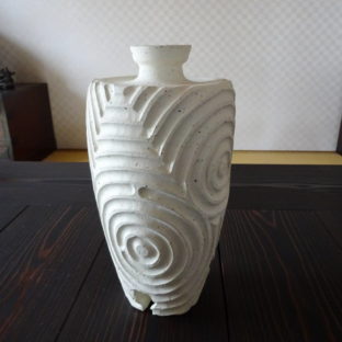 【SALE】珊瑚土肩衝三脚しのぎ花器３