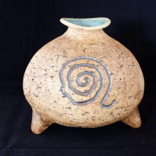 【SALE】黄土三つ足花器１