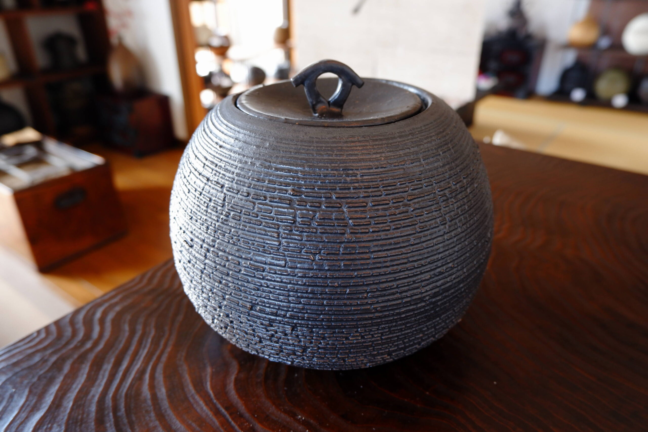 SALE】黒釉裂紋水指１ | 沖縄 陶芸家 茶道具陶器の通販サイト | 陶房然庵