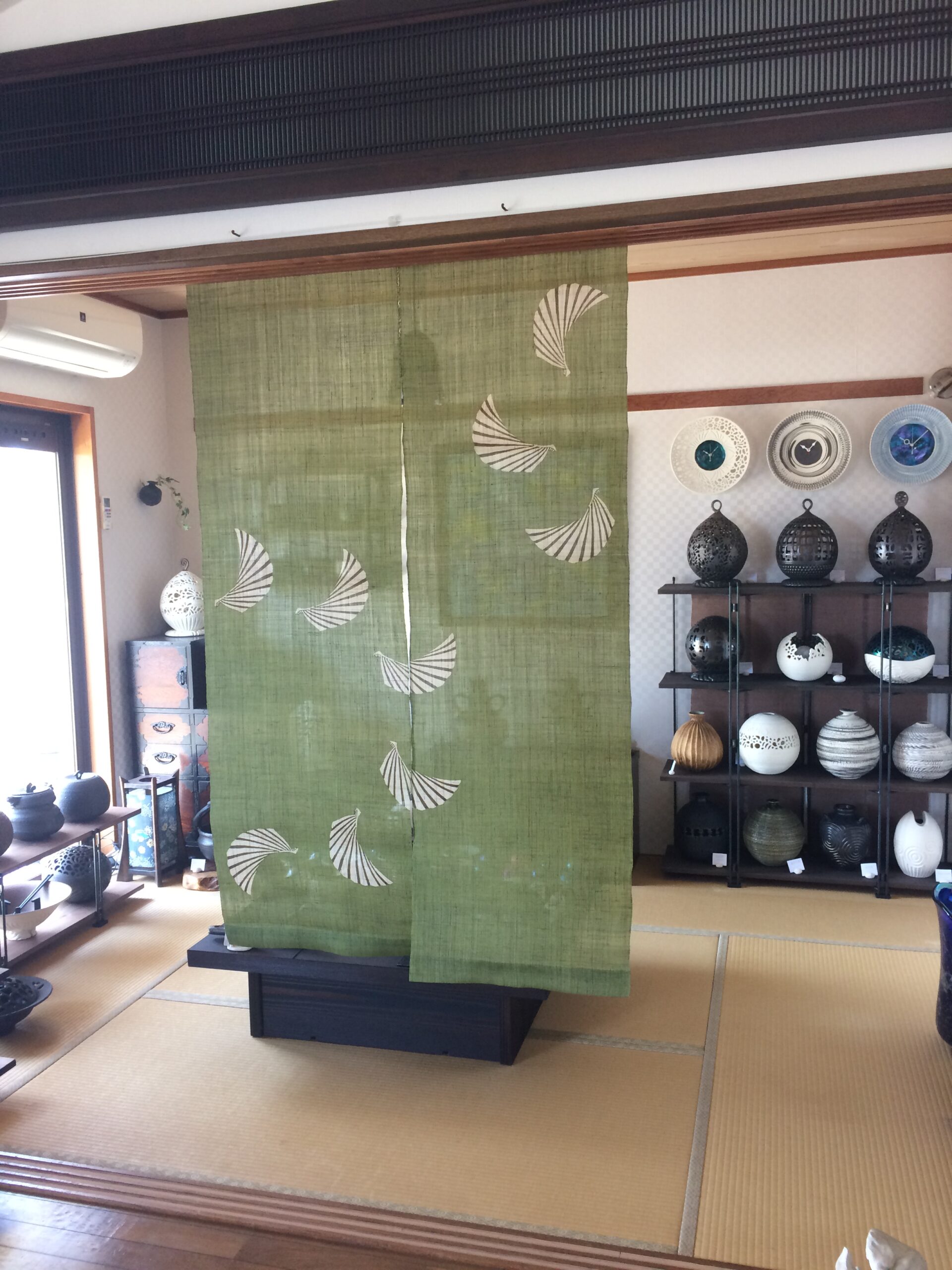染工房un. 運天みどり ウージ染め 暖簾 クバ扇 クバオージ