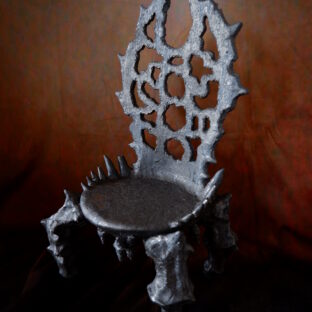 ヤヴァ椅子はヘビメタで