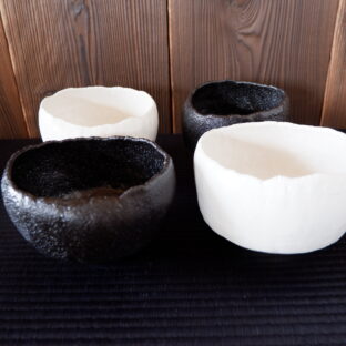 黒柚子肌と白マット抹茶茶碗