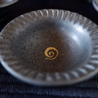 【SALE】1/3ミニチュア食器　黒リム皿　8cm