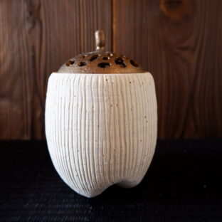 珊瑚土四つ脚香炉２