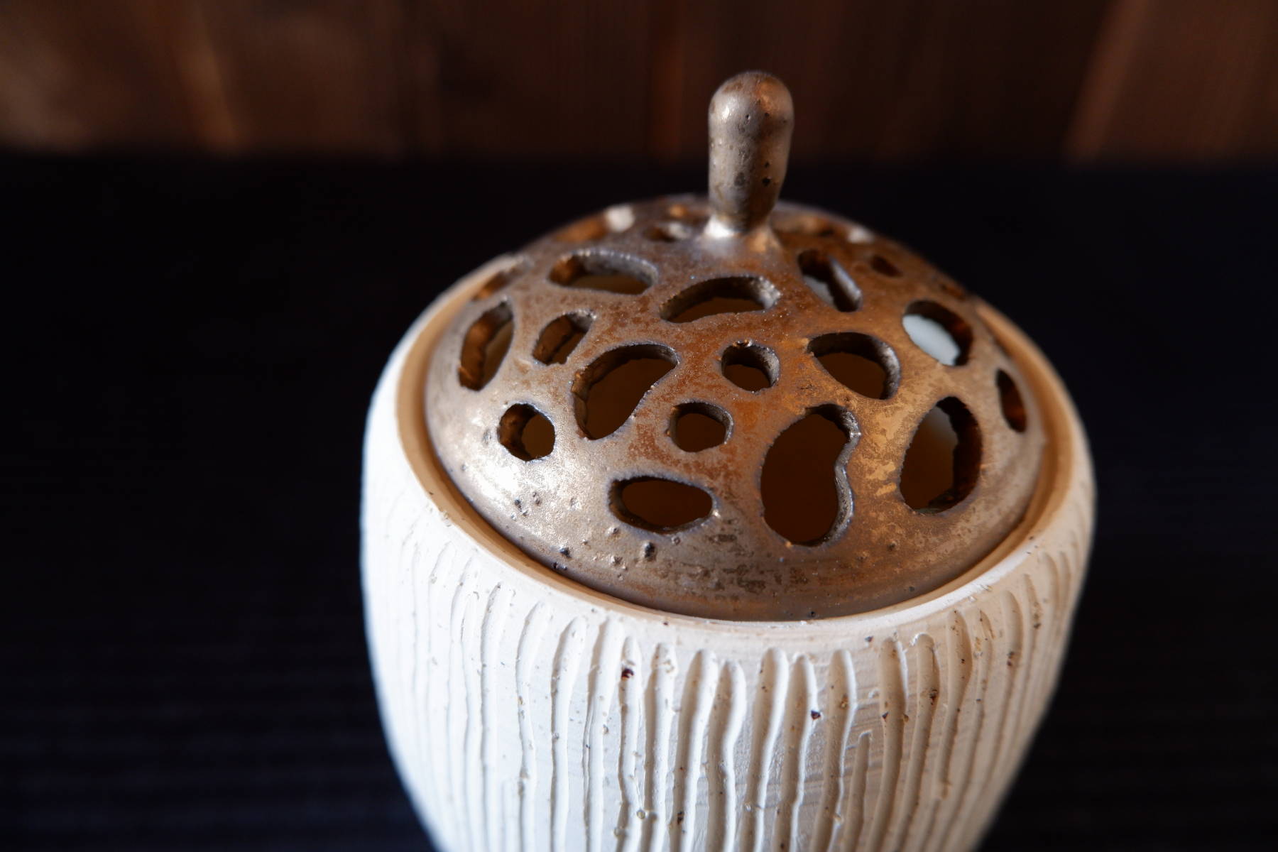 珊瑚土四つ脚香炉２ | 沖縄 陶芸家 陶器の通販サイト | 陶房然庵