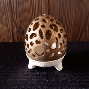 珊瑚土三脚タマゴ香立て２