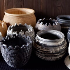 穴の開いた器作ってます