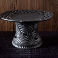 流紋黒透かし彫り飾り台・飾り皿１　鉢皿　植木鉢　やちむん　沖縄