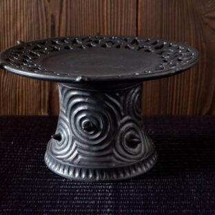 流紋黒透かし彫り飾り台・飾り皿１　鉢皿　植木鉢　やちむん　沖縄