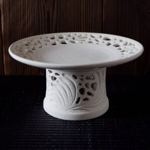 珊瑚土透かし彫り飾り台・飾り皿１　やちむん　沖縄