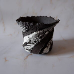 4.5号白化粧捻り裂紋黒鉢770　塊根植物　多肉植物　アガベ　グラキリス　パキプス　盆栽　植木鉢　作家鉢　鉢皿　沖縄