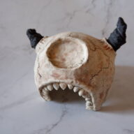 5号白スカル爬虫類シェルター274　オブジェ　陶器製　作家もの　沖縄